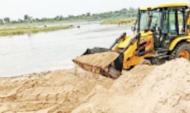 कोरबा में रेत उत्खनन पर खनिज विभाग की कार्रवाई, 2 जेसीबी जब्त