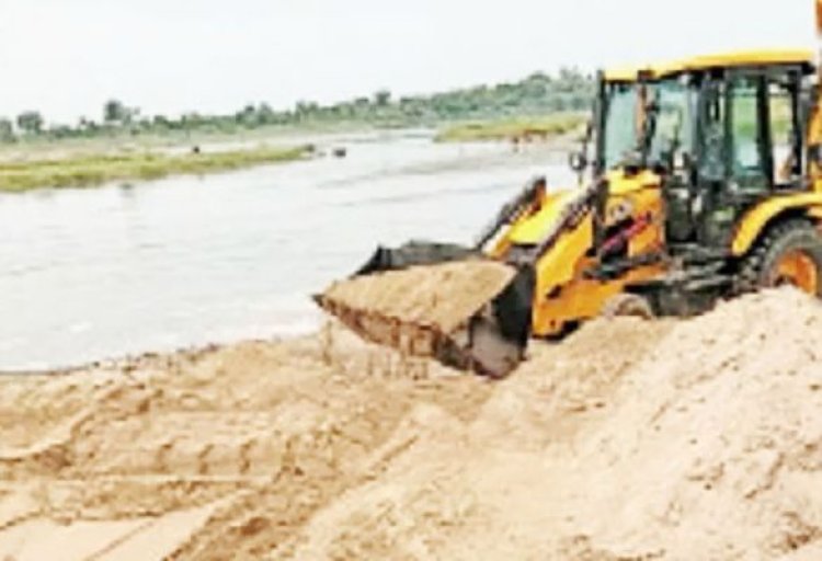 कोरबा में रेत उत्खनन पर खनिज विभाग की कार्रवाई, 2 जेसीबी जब्त