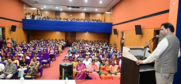 कॉलेज में सर्वोच्च स्थान पाने वाले छात्रों को स्कूटी, बुलेट व नगद : राजेश मूणत