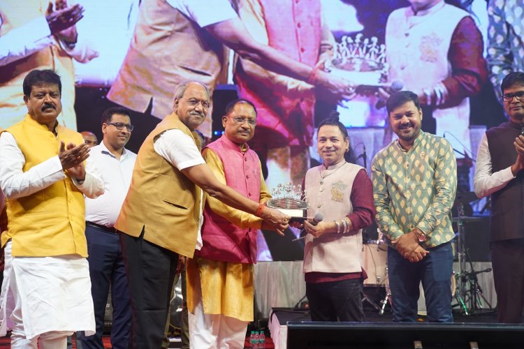 कैलाश खेर की गायकी पर झूमे राजधानी रायपुर के लोग