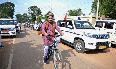 रायपुर : स्वास्थ्य मंत्री श्याम बिहारी जायसवाल, जिला पंचायत अध्यक्ष, कलेक्टर एवं जनप्रतिनिधियों ने साइकिल चलाकर सेहतमंद रहने संदेश दिया