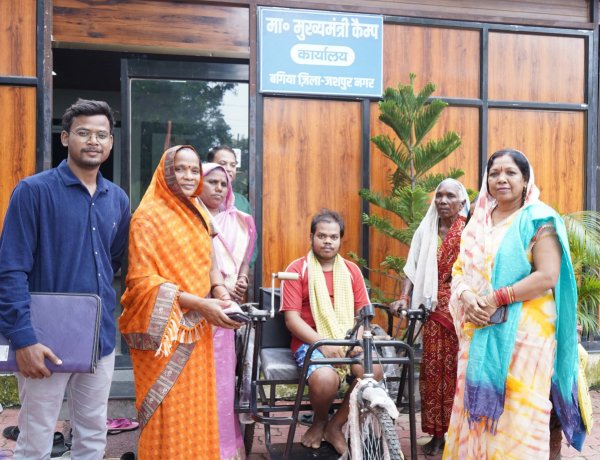 सीएम कैंप कार्यालय में दिव्यांग नारायण सिंह को मिली ट्राईसायकल