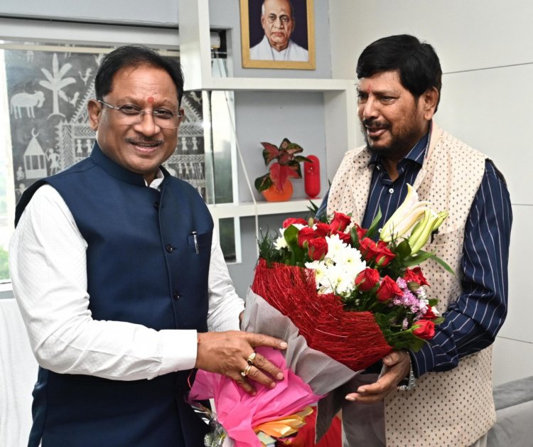 रायपुर : मुख्यमंत्री श्री विष्णु देव साय से केंद्रीय राज्यमंत्री श्री रामदास अठावले ने की सौजन्य मुलाकात