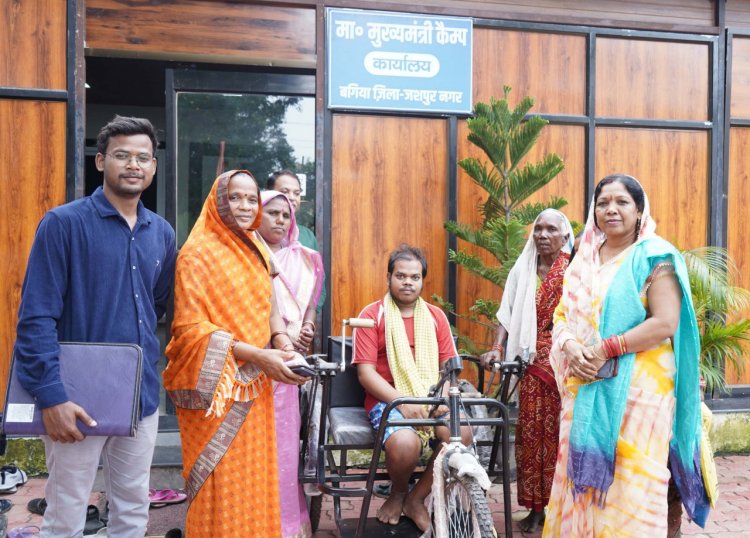 सीएम कैंप कार्यालय में दिव्यांग नारायण सिंह को मिली ट्राईसायकल